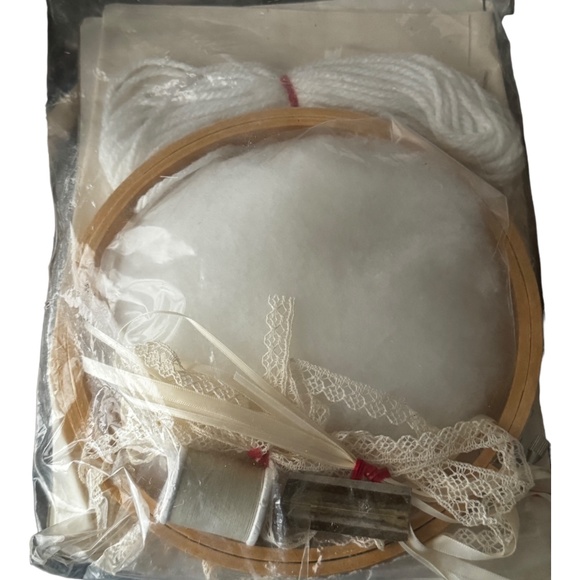 Yours Truly Romantic Hearts Trapunto Embroidery Hoop Kit Decor 1983 Vintage NWT - Picture 2 of 4